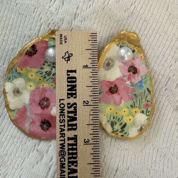 Handmade Decoupage Oyster Shell Trinket Dish Flowers, Pearls, Gold Trim - Picture 4 of 9